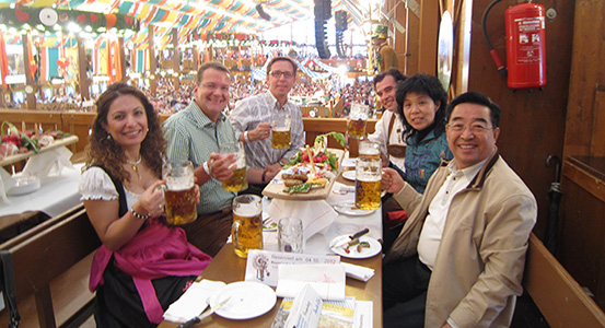 2012年10月集团总裁程清丰走访BSH，在啤酒节狂欢夜上与客户合影留念